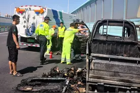 小货车货物自燃 济南西外环高架再上演现实版“紧急救援”图片