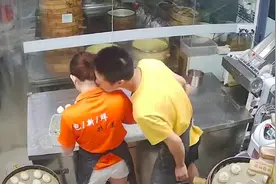广东夫妻凌晨做包子，丈夫不停亲吻妻子，网友：“狗粮”很甜视频封面
