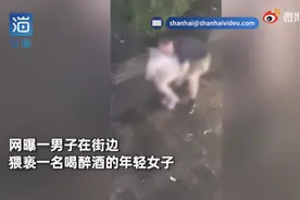 大叔酒吧门口猥亵醉酒年轻女生怎么回事？路人发现后立刻报警图片