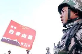 火炮齐射、精准打击，解放军在海拔4500米雪域高原进行联合作战演习视频封面