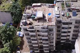 连续报道：合肥汽修小区楼顶现违建 已被拆除图片