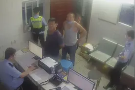 三男子到派出所调解纠纷，结果“职业病犯了”……现场帮民警修空调图片