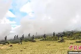 近万精兵列阵 西藏军区组织“雪域使命-2021”演习图片