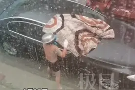 最有爱车主！男子头顶钢盆给车盖毯子挡冰雹，“给网友带来欢乐也很开心”图片
