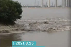 钱塘江“一线潮”壮观来袭！记者杭州三堡实拍巨浪拍岸图片