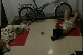 湖南一对小兄妹被锁家门外午夜躺走廊，心疼的邻居拍下视频图片