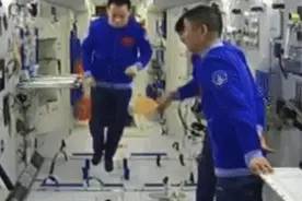 只有想不到！天上、水里，中国人到底多爱打乒乓球图片