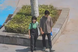 张子枫张新成新剧同框路透曝光 牵手微笑画面美好图片