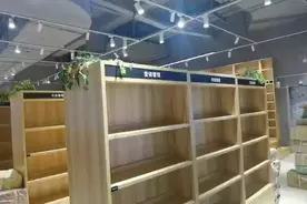 书店下架教辅书？记者探访：书店正常营业，部分书架搬空是配合装修进行分类调整图片