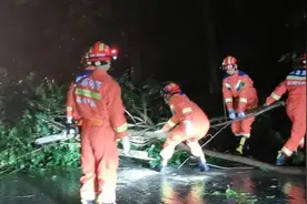 云南版纳发生洪涝灾害：洪水淹至一层，站楼顶村民获救视频封面