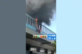 济南高架路上一货车起火引燃护栏 被迅速扑灭图片