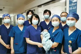 新生儿吸入胎粪出生后重度窒息，上“人工肺”4天转危为安图片