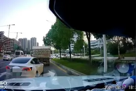 网友视频举报车辆压实线加塞，交管部门：罚图片