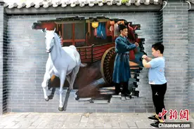 西安顺城巷“唐味”彩绘围墙引人注目图片