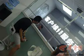苹果手机黑屏送修被告知进水了 机主怀疑是维修时被注水图片