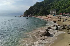 深圳大鹏柚柑湾海滩设卡收费后续：酒店称收费系“临时工”个人行为图片