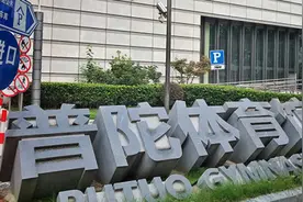 上海@ | 羽毛球馆周末一场难求，市民质疑“退租还体”为何迟迟退不掉？图片
