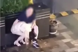 怒了！酒吧门前女子疑醉倒街头，竟遭老人猥亵图片