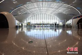 北京地铁环球度假区站开通运营图片