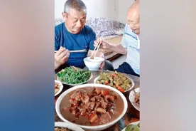 这一幕好暖！70岁老人过生日 95岁爸爸为他夹红烧肉图片