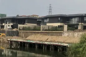 首创禧瑞长河别墅违建侵占景观湖，居民：这是要建码头？图片
