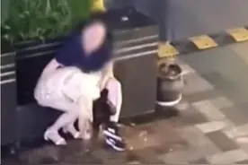 女子疑醉倒街头遭老人猥亵 附近酒吧：一开始以为是其家人图片