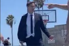 纳什西装革履与路人海边打球旧照被翻出 动作流畅丝毫不受影响图片