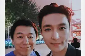 张艺兴为老友庆生 晒出黄渤合影大胆表白：爱你图片