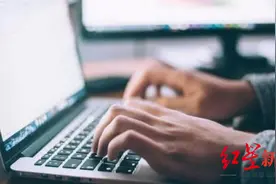 快递小哥拒绝“996”工作制，公司以此辞退被裁定违法，需付赔偿金图片