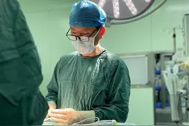 深圳女老师天生巨乳，“打飞的”来汉“缩胸减负”图片