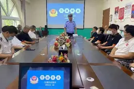 公交驾驶员：市北交警教您“进出站三秒操作法”图片
