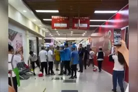 上海小杨生煎门店店员持盘与外卖员互殴，店方致歉！公安已介入图片