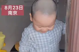 妈妈隔离一月后回家，宝宝上下打量后，开心地把妈妈拽进门图片
