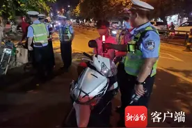 临高一摩托车司机遇查酒驾突然加速调头逃离，执勤民警：不对劲，拦下图片