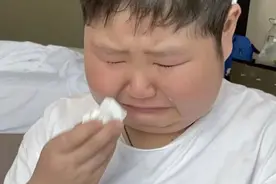 谁家有同款？小男孩开学前疯狂补作业，边哭边写还大喊"奥利给"视频封面