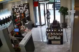 年轻男子进店下跪磕头乞讨，吓坏女店主图片