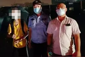 少年徘徊地铁站，值班站长不让孩子落单图片