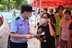 上海界龙花苑完成第三次核酸采样，警察姐姐安慰一个个萌娃图片