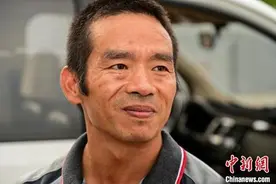 父亲推脑瘫儿子跑52场马拉松：带你去看外面的世界图片