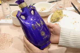 资本围猎白酒未消停，华润啤酒联姻景芝酒业，母公司入股山西汾酒浮盈超330亿图片