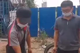 小男孩跳进化粪池 快递小哥“猴子捞月亮”式救人：同事当过兵图片