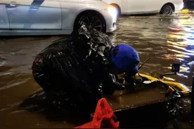 雨夜杭州这一幕刷屏：有个男人跪在积水里图片