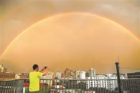 北京阵雨后 现双层彩虹图片