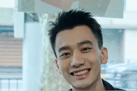 空姐「送错头等舱餐点」吓坏道歉！男星下机前留信…她一看超感动图片