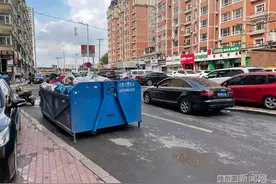 巨大垃圾运转箱“躺”上车行道，公众出行被“卡脖子”图片