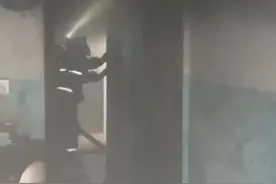 油锅着火加了两勺水，把厨房烧了图片