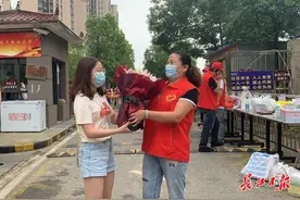 女儿一早带着鲜花在门口等候母亲，小区解除封闭管理居民快乐出门图片