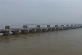 兴隆56孔闸门全开敞泄图片