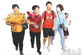 泉州籍奥运冠军黄东萍返闽 奶奶带着土鸭汤接机图片