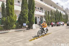 南安：摩托车驾驶证“送考下乡”村民家门口考驾照图片